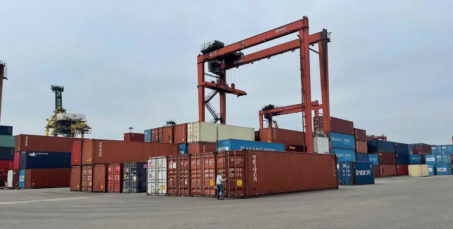 Bãi container hàng nội địa chờ xuống tàu tại cảng biển Việt Nam