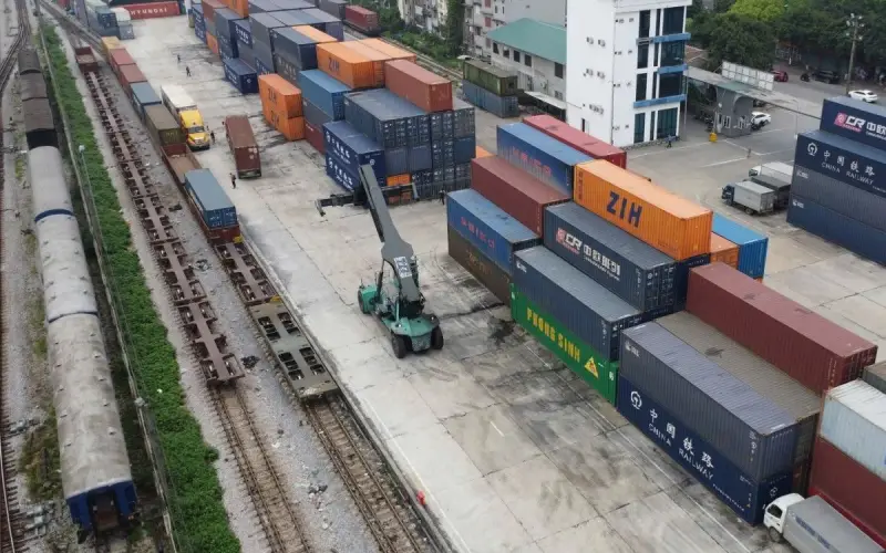 Xe nâng container và toa mặt bằng tại bãi hàng ga đường sắt Yên Viên, Hà Nội