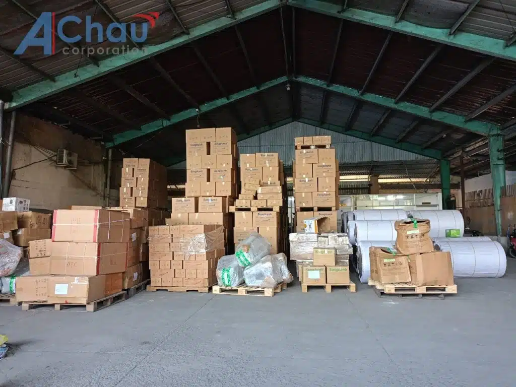 Kiện carton và cuộn hàng xếp trên pallet trong kho Á Châu chờ ghép chuyến đi Vũng Tàu