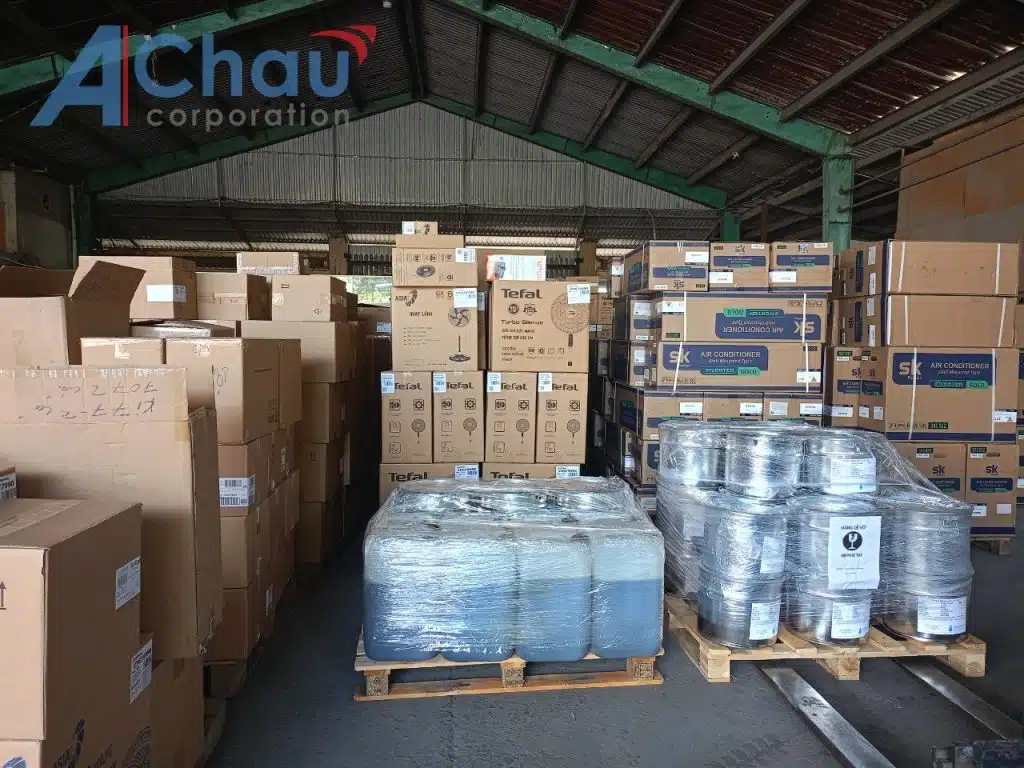 Hàng điện máy đóng thùng và phuy inox xếp trên pallet trong kho Á Châu, chờ ghép chuyến Bình Dương đi Hà Nội
