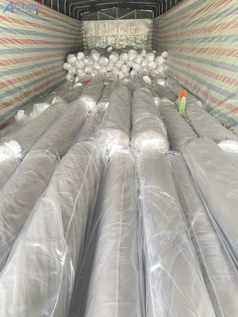 Cuộn vải bọc nylon xếp kín lòng thùng xe tải trong chuyến hàng đi Phú Yên