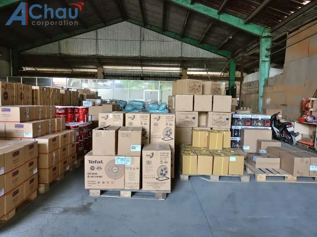 Kiện hàng điện gia dụng đóng thùng carton xếp pallet trong kho Vận Chuyển Á Châu chờ chuyến đi Hải Dương