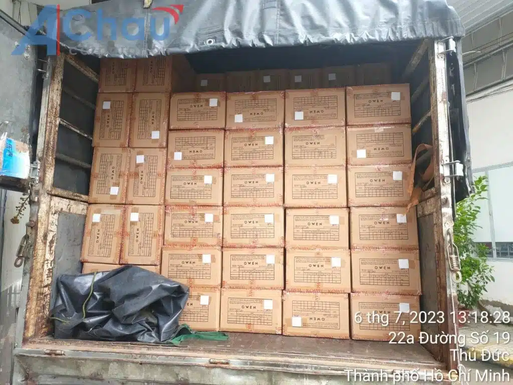 Thùng carton hàng tiêu dùng xếp kín thùng xe tải Á Châu tại điểm lấy hàng ở Thủ Đức, TP.HCM