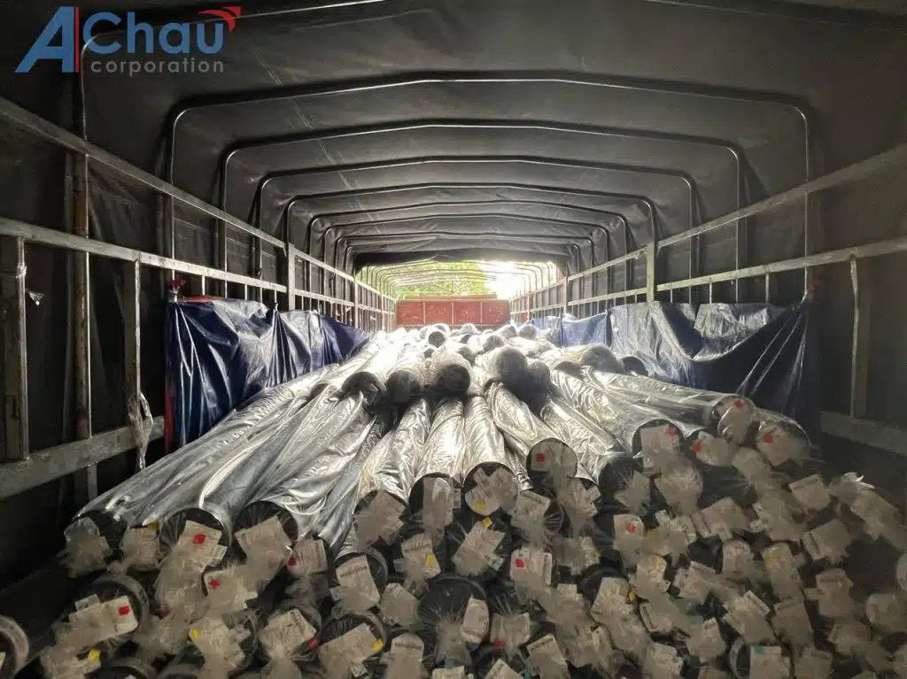 Cuộn vải bọc nilon xếp nằm kín lòng thùng bạt xe tải Á Châu