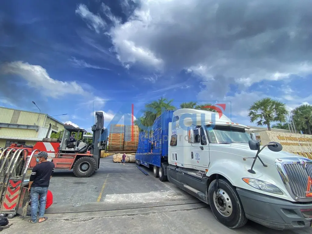 Xe nâng đưa hàng đã lên pallet vào thùng đầu kéo tại sân kho Á Châu