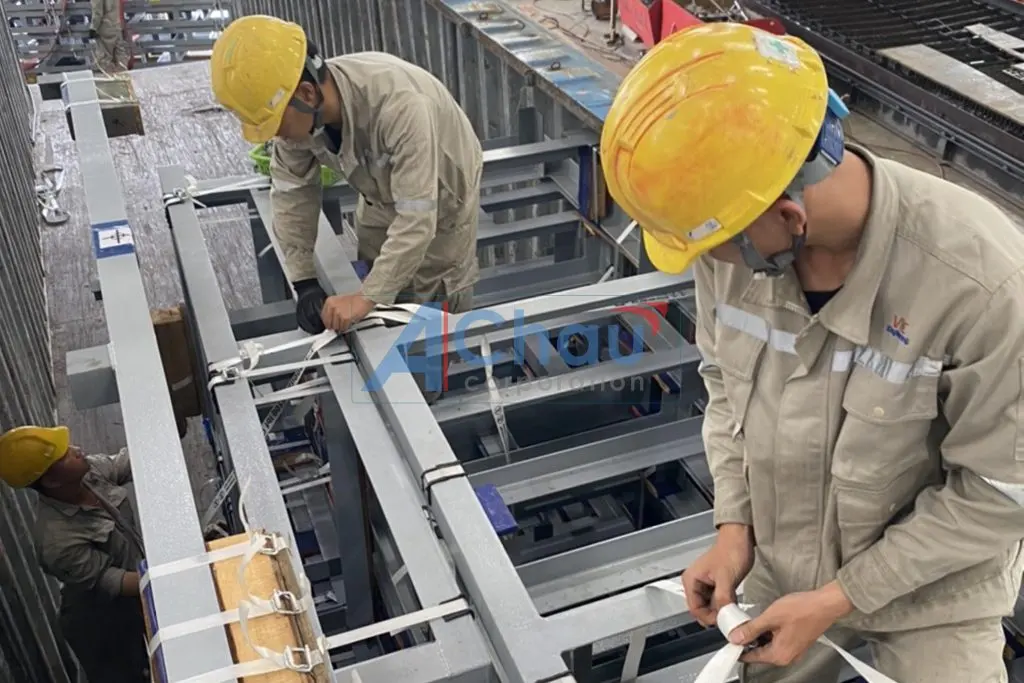 Công nhân chằng buộc kiện kết cấu thép lên xe trước khi chạy tuyến Vũng Tàu – Hà Nội