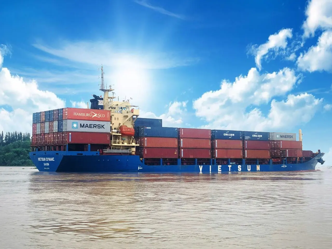 Tàu container tuyến nội địa chở hàng Bắc Nam trên sông về cảng