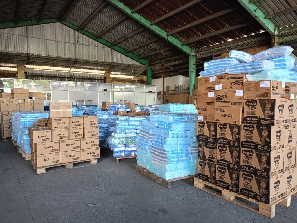 Hàng tiêu dùng đóng thùng carton xếp pallet trong kho Á Châu chờ phân tuyến đi miền Trung