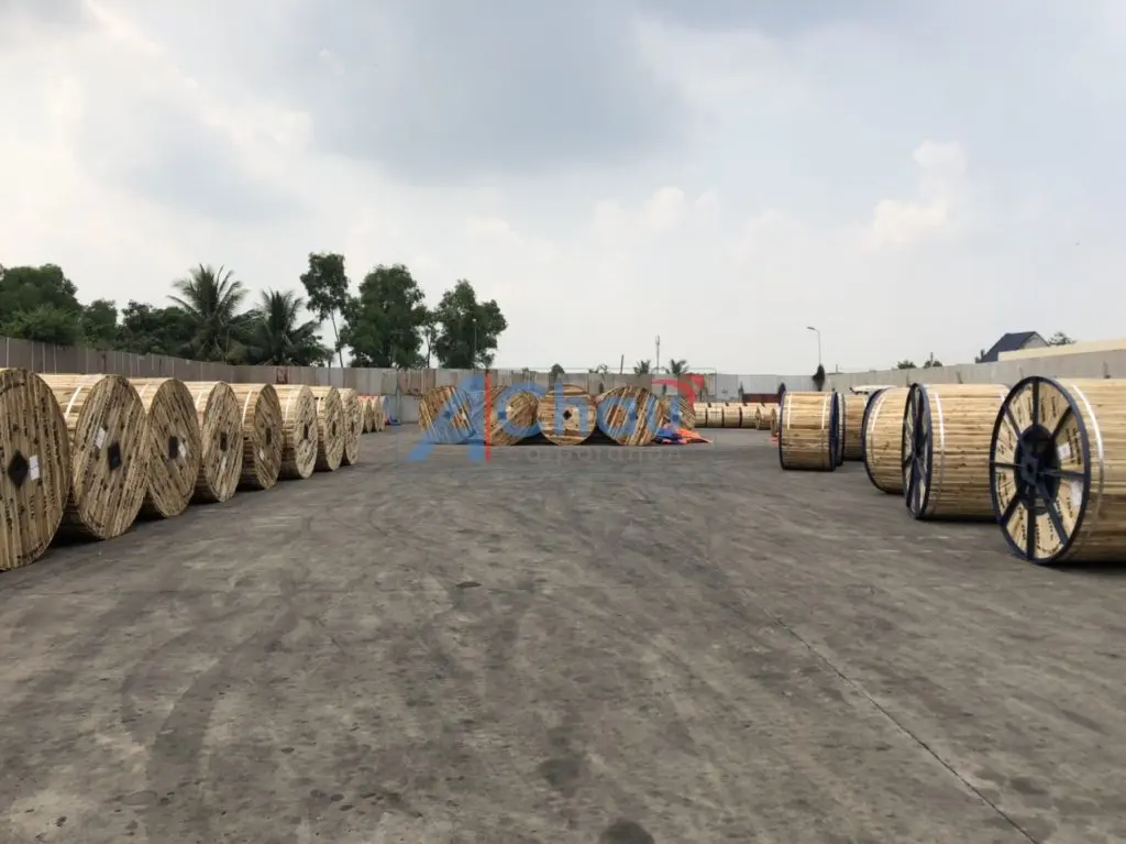 Bãi tập kết rulô cáp gỗ xếp thành hàng tại kho của Vận Chuyển Á Châu