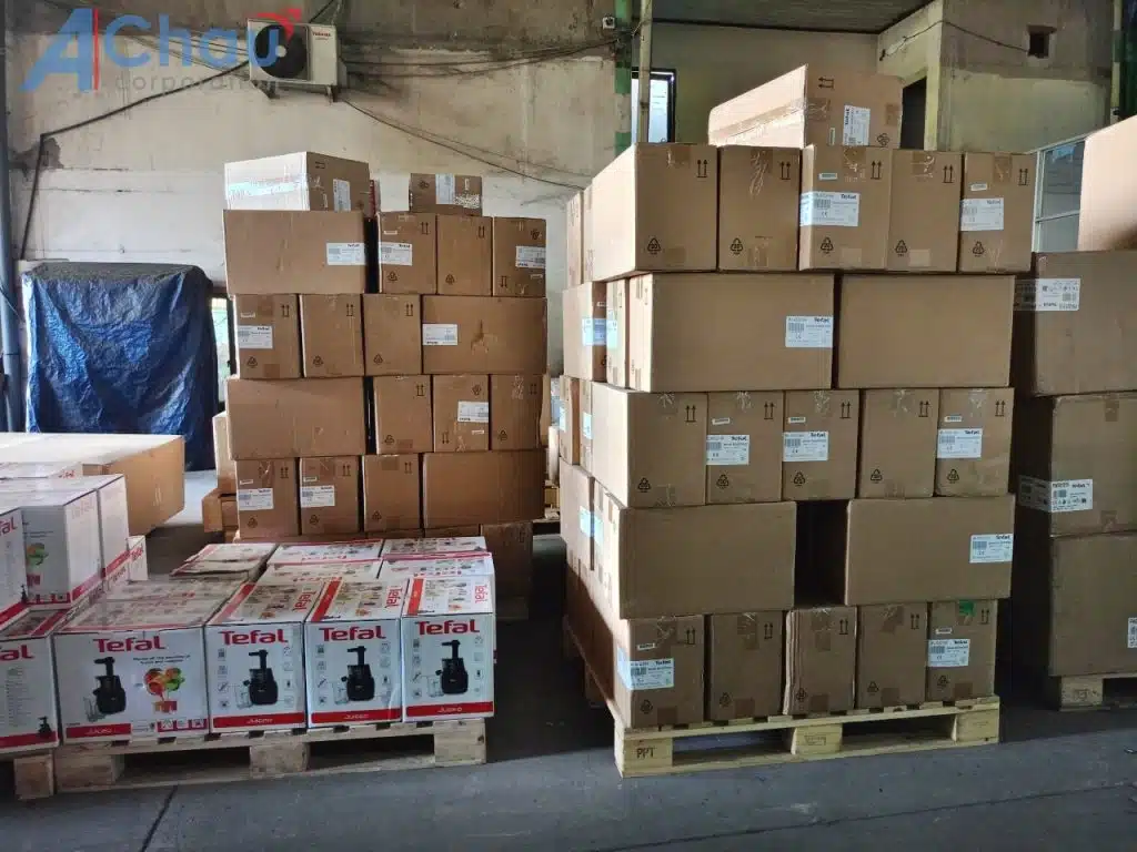 Kiện hàng đóng thùng carton xếp pallet trong kho Vận Chuyển Á Châu chờ xếp chuyến về khu Quảng Nam cũ