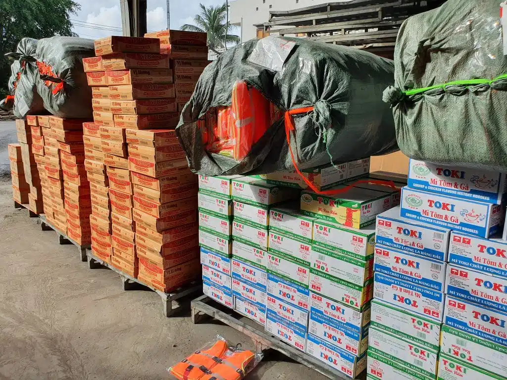 Hàng ghép nhiều chủ xếp trên pallet ngoài bãi trạm trung chuyển Á Châu, kiện carton và bao tải chờ lên xe chạy tuyến đi Quảng Trị