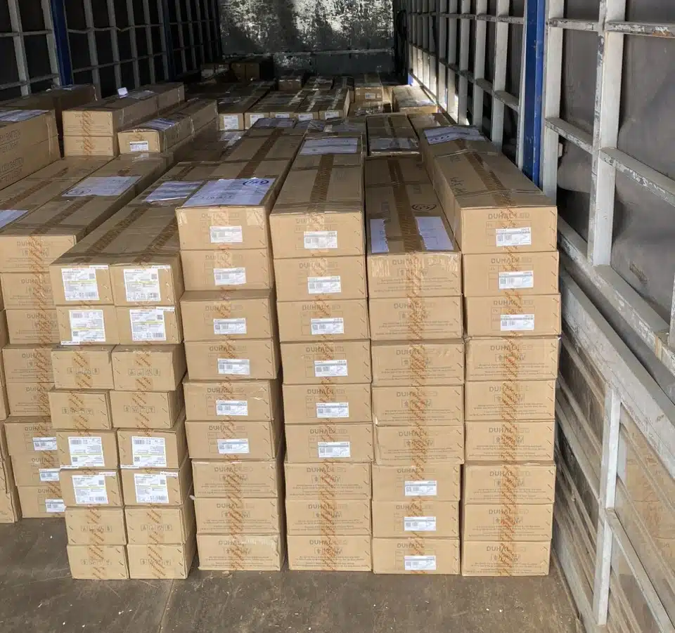 Thùng carton hàng đèn LED xếp kín sàn thùng xe tải, chằng buộc gọn trước khi chạy tuyến TP.HCM đi Quảng Trị