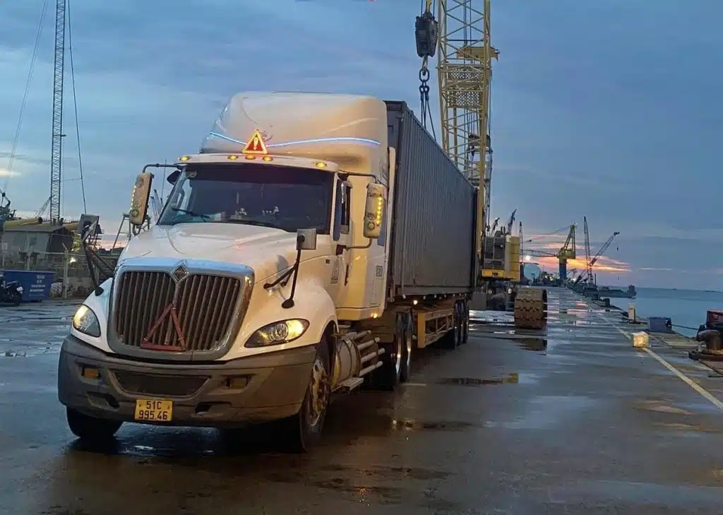 Đầu kéo container Á Châu nhận hàng tại cảng cho chuyến thuê nguyên xe Bắc Nam