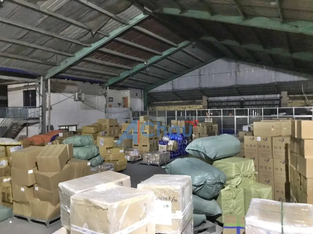 Kiện hàng ghép của nhiều chủ hàng xếp trong kho Á Châu chờ lên xe trục Bắc – Nam