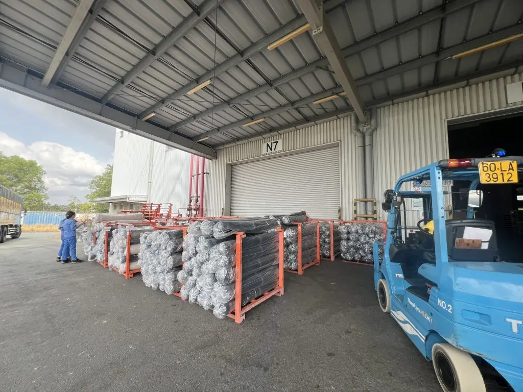 Hàng đặt trong khung và xe nâng tại khu vực nhà xưởng