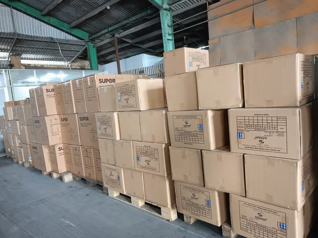 Kiện hàng carton xếp trên pallet thành từng lô ngay ngắn trong kho Á Châu chờ lên xe đi Bắc Nam