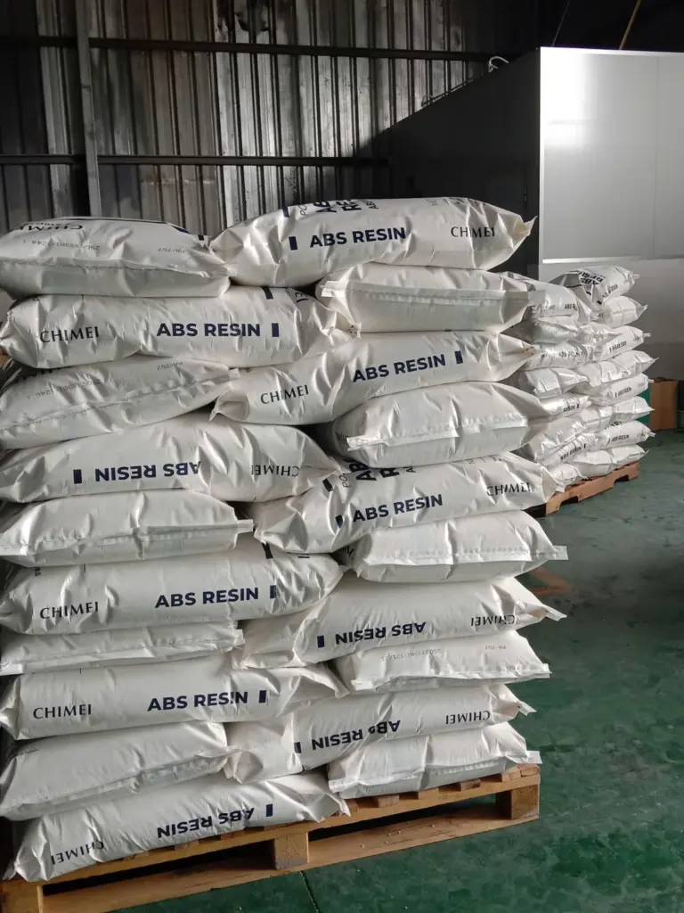 Bao hạt nhựa ABS xếp trên pallet trong kho chờ vận chuyển Bắc Nam