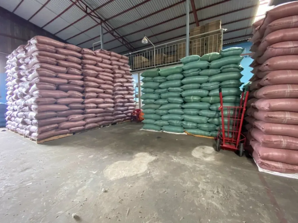 Bao nông sản xếp cao trong kho chờ lên xe tuyến Bắc Nam