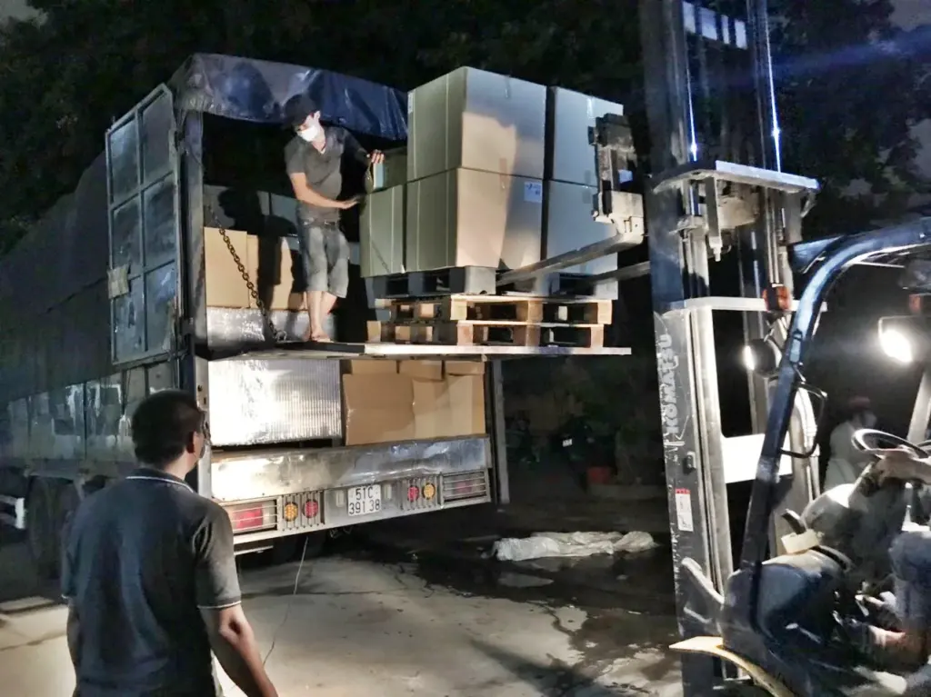 Bốc hàng pallet lên xe tải bằng xe nâng trong ca đêm