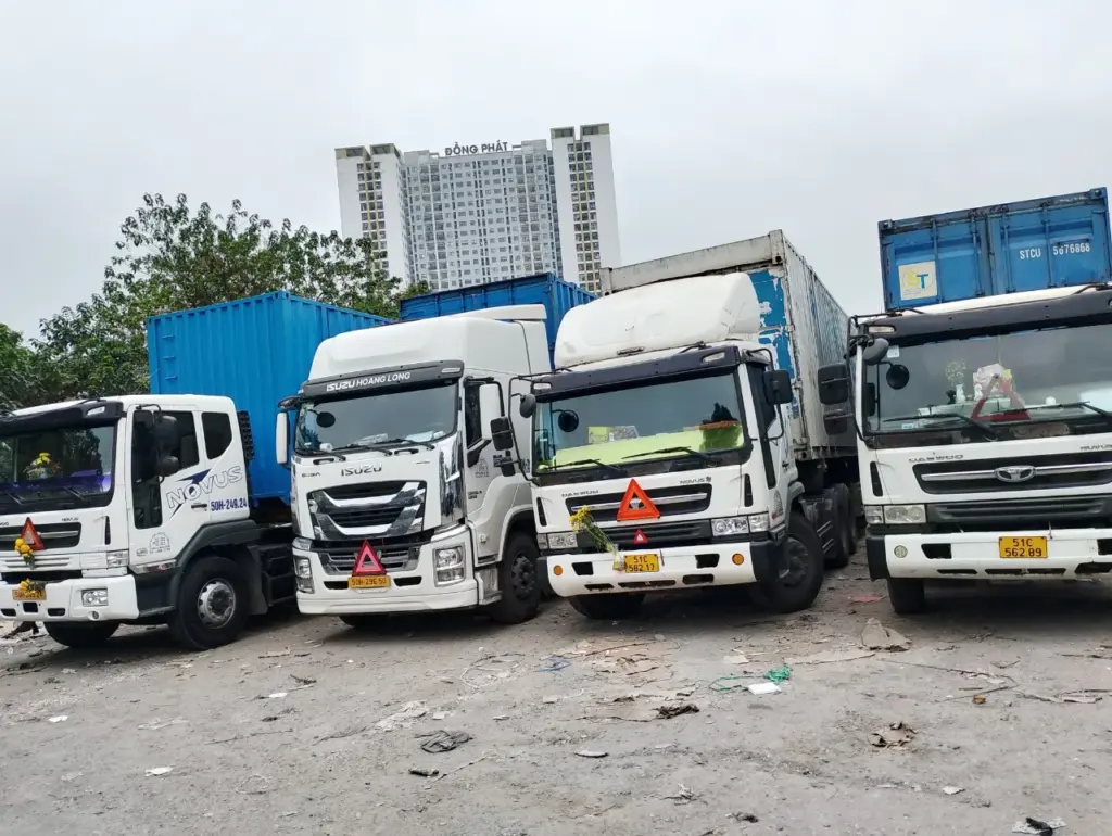 Dàn xe đầu kéo của Vận Chuyển Á Châu tại bãi xe Hà Nội