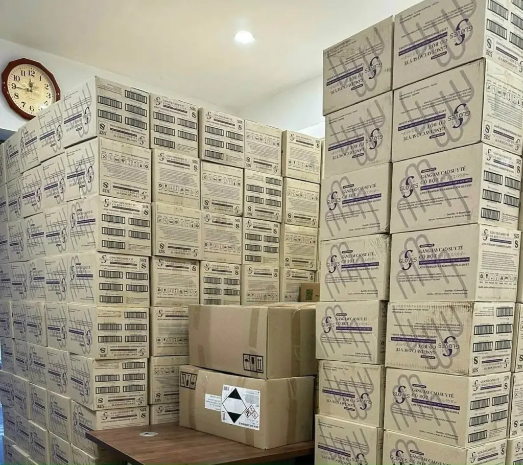 Kiện hàng trong kho Á Châu chờ lên chuyến, mỗi lô đi kèm một vận đơn