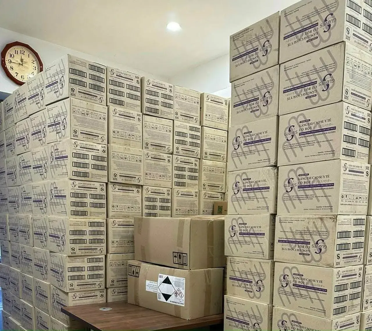 Kiện hàng xếp trong kho Á Châu chờ ghép chuyến