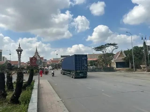 Xe container chạy qua khu vực cửa khẩu trên tuyến đi Campuchia