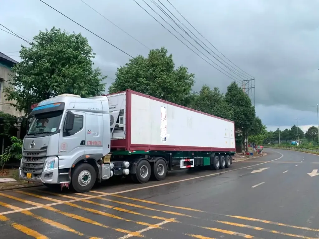Xe container lạnh chạy tuyến Bắc Nam, thấy rõ cụm máy lạnh đầu thùng