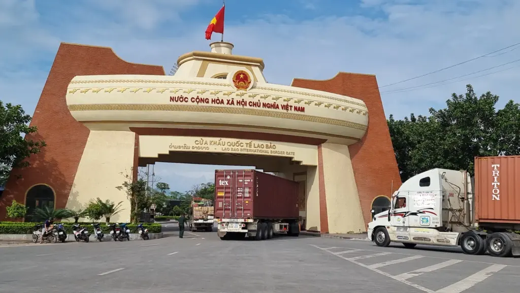 Xe container qua cửa khẩu quốc tế Lao Bảo, Quảng Trị trên tuyến đi Lào