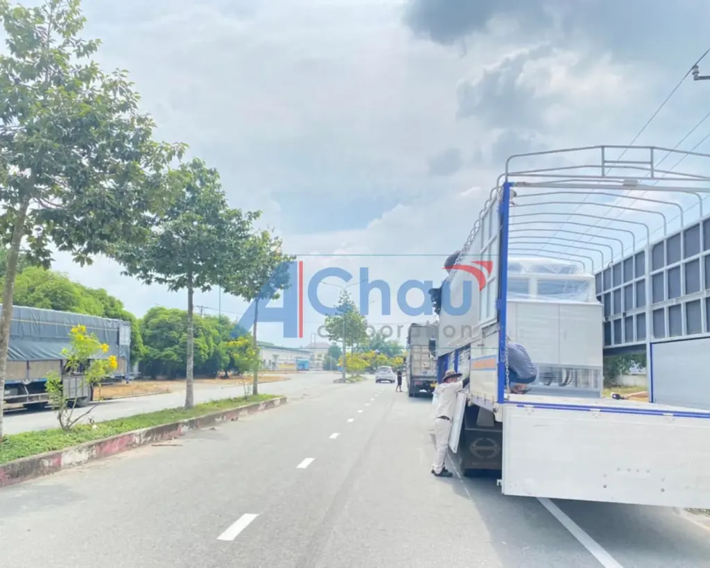 Xe tải thùng bửng chở cụm điều hoà công nghiệp rời khu công nghiệp